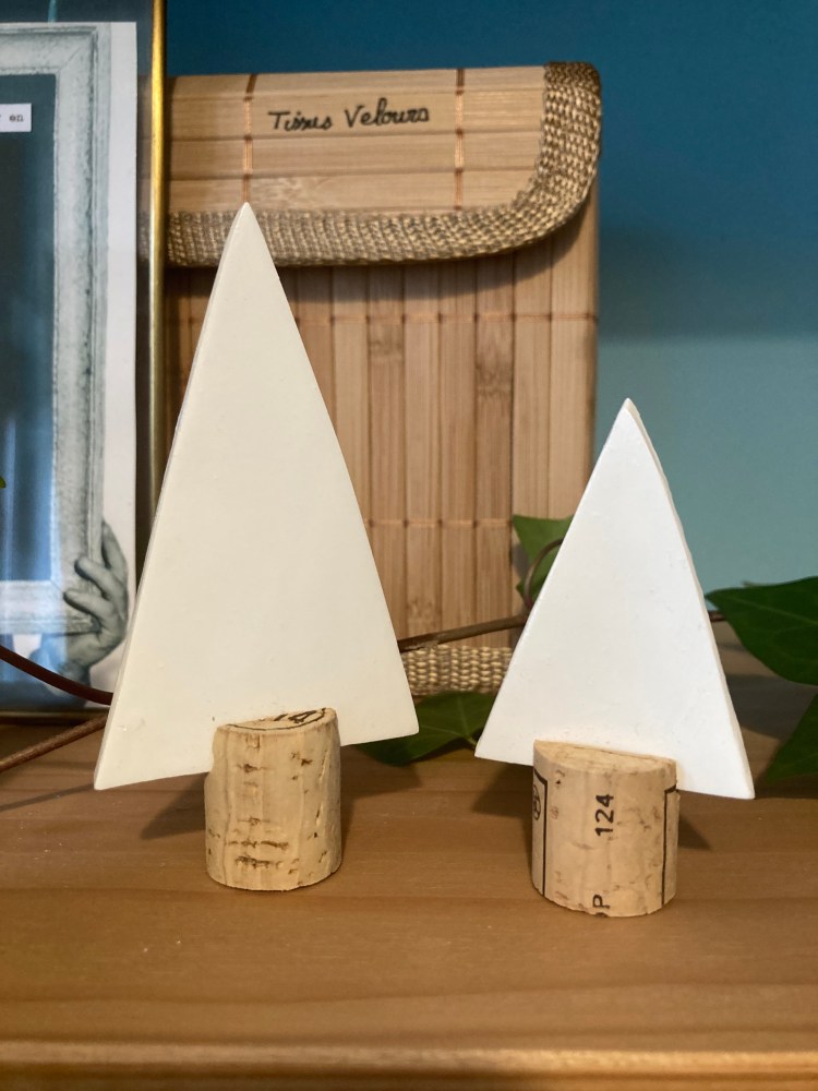 DIY spécial Noël. Des sapins minimalistes dépareillés réalisés en argile autodurcissante.