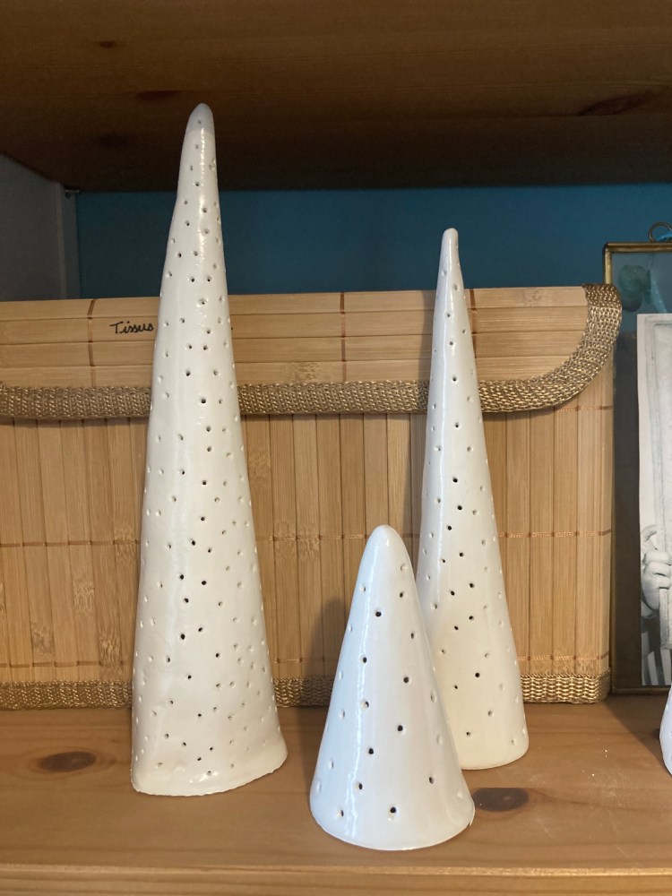 DIY spécial Noël, des photophores atypiques faits maison, réalisés en argile autodurcissante. Parfaits pour illuminer nos soirées festives.