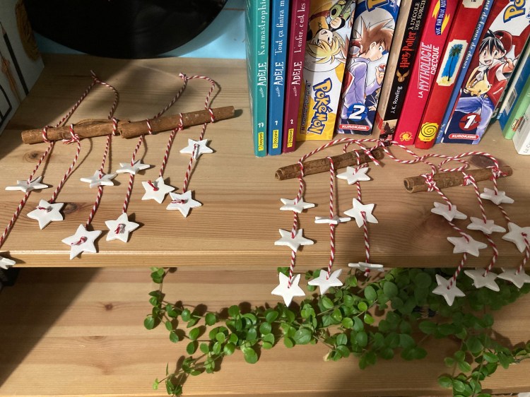 DIY spécial Noël, de jolies suspensions réalisées en argile autodurcissante, suspendues à des bâtons de cannelle, à des tranches d'orange séchées ou à de l'anis étoilé pour créer de sympathiques décors parfumés.