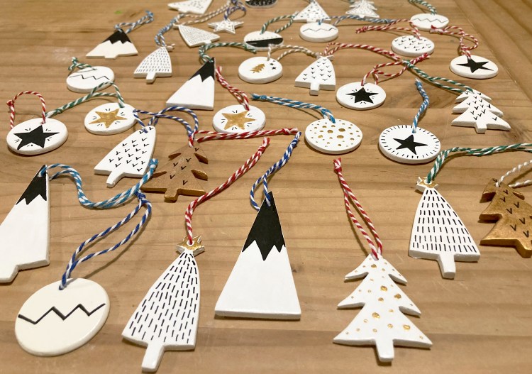 DIY spécial Noël, de jolies suspensions dépareillées faites maison, réalisées en argile autodurcissante. D'adorables sapins et des boules de Noël minimalistes, décorés au feutre Posca.