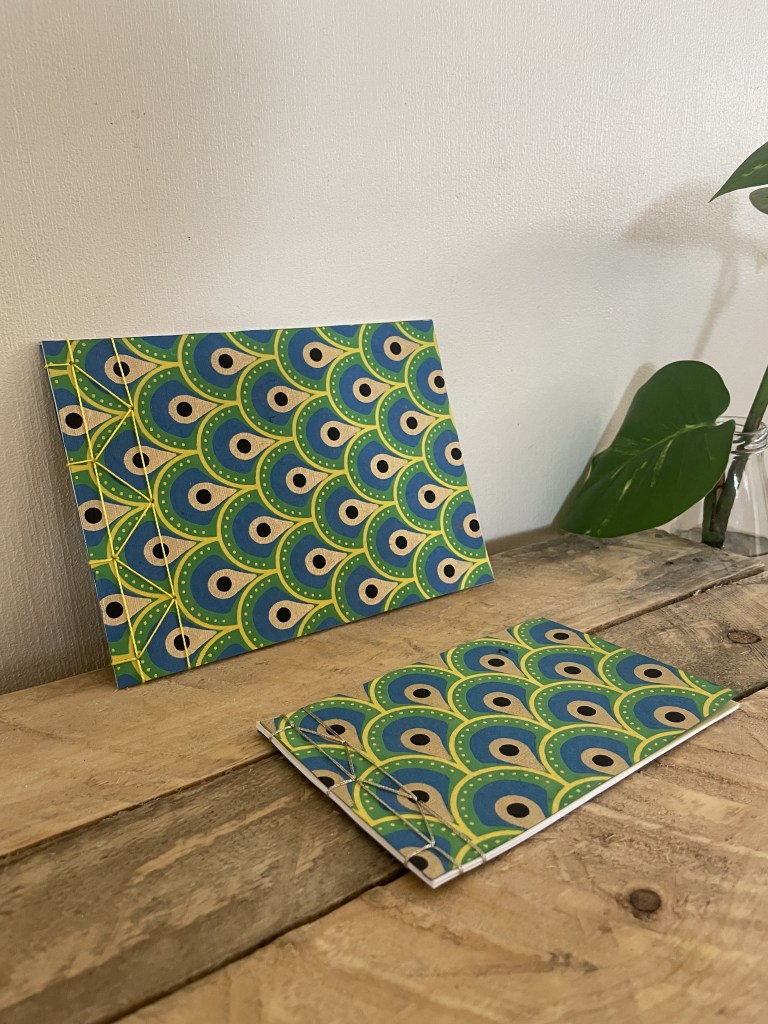 Exemple de reliure japonaise faite maison. Joli papier et fil de coton.