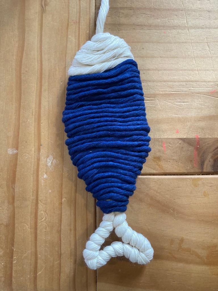 Une adorable sardine en macramé colorée. Une création maison inspirée par l’air marin.