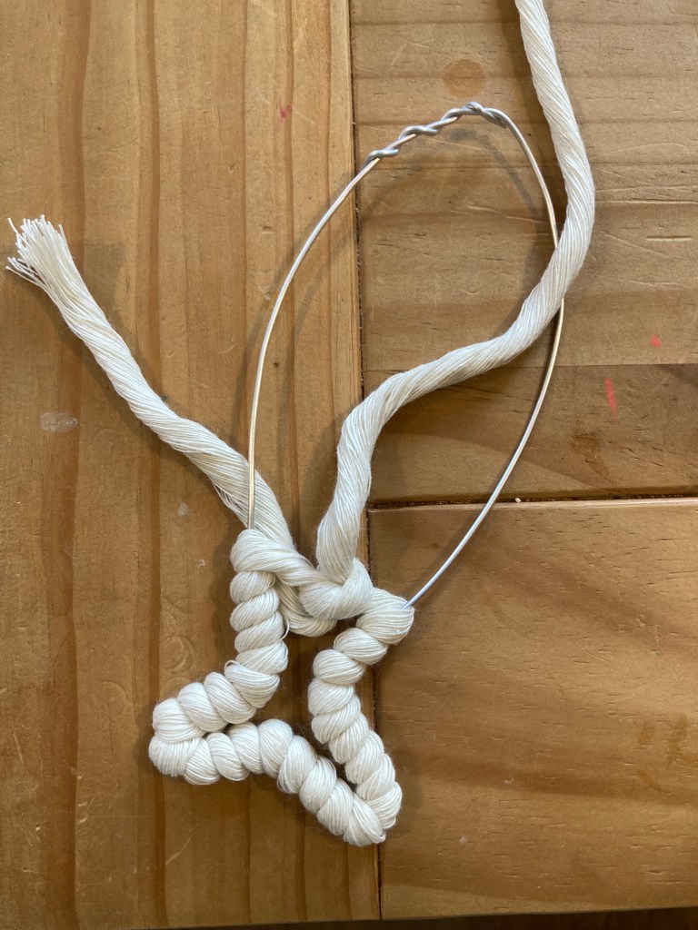 Réalisation d'une sardine en macramé. Une création maison inspirée par l’air marin.