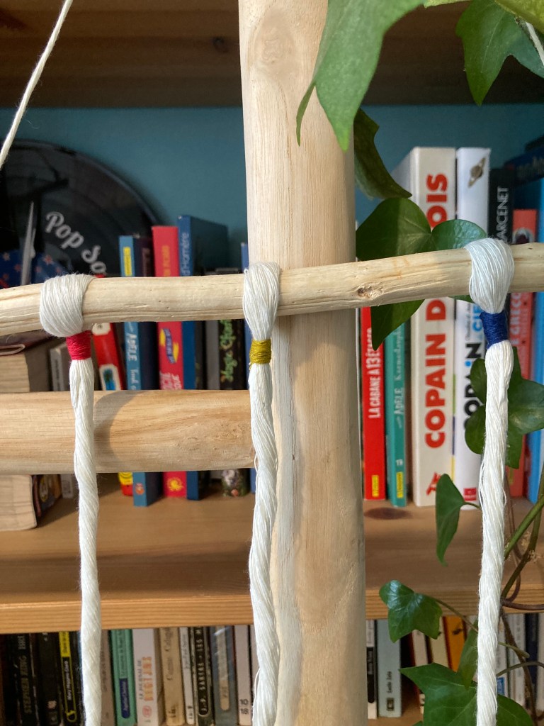 D’adorables sardines en macramé colorées, virevoltant dans les airs. Une création maison inspirée par l’air marin.