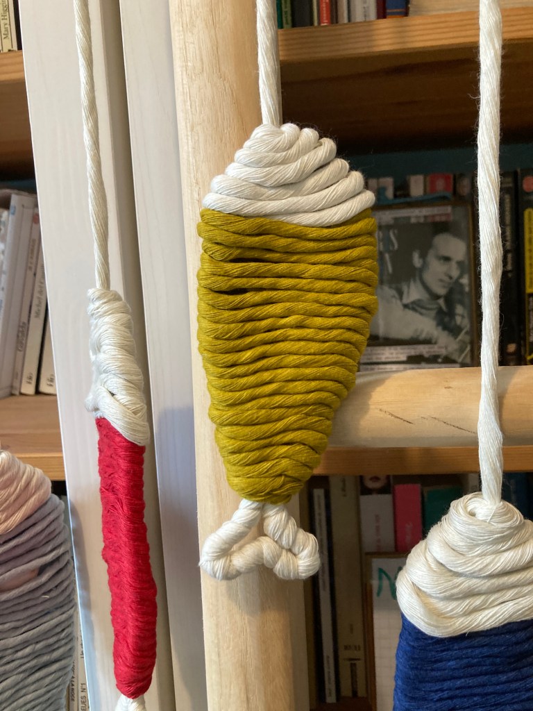 D’adorables sardines en macramé colorées, virevoltant dans les airs. Une création maison inspirée par l’air marin.